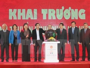 The National Assembly Television Channel was launched in Hanoi on January 6, with Chairman Nguyen Sinh Hung (fourth from right) in attendance (Photo: VNA)